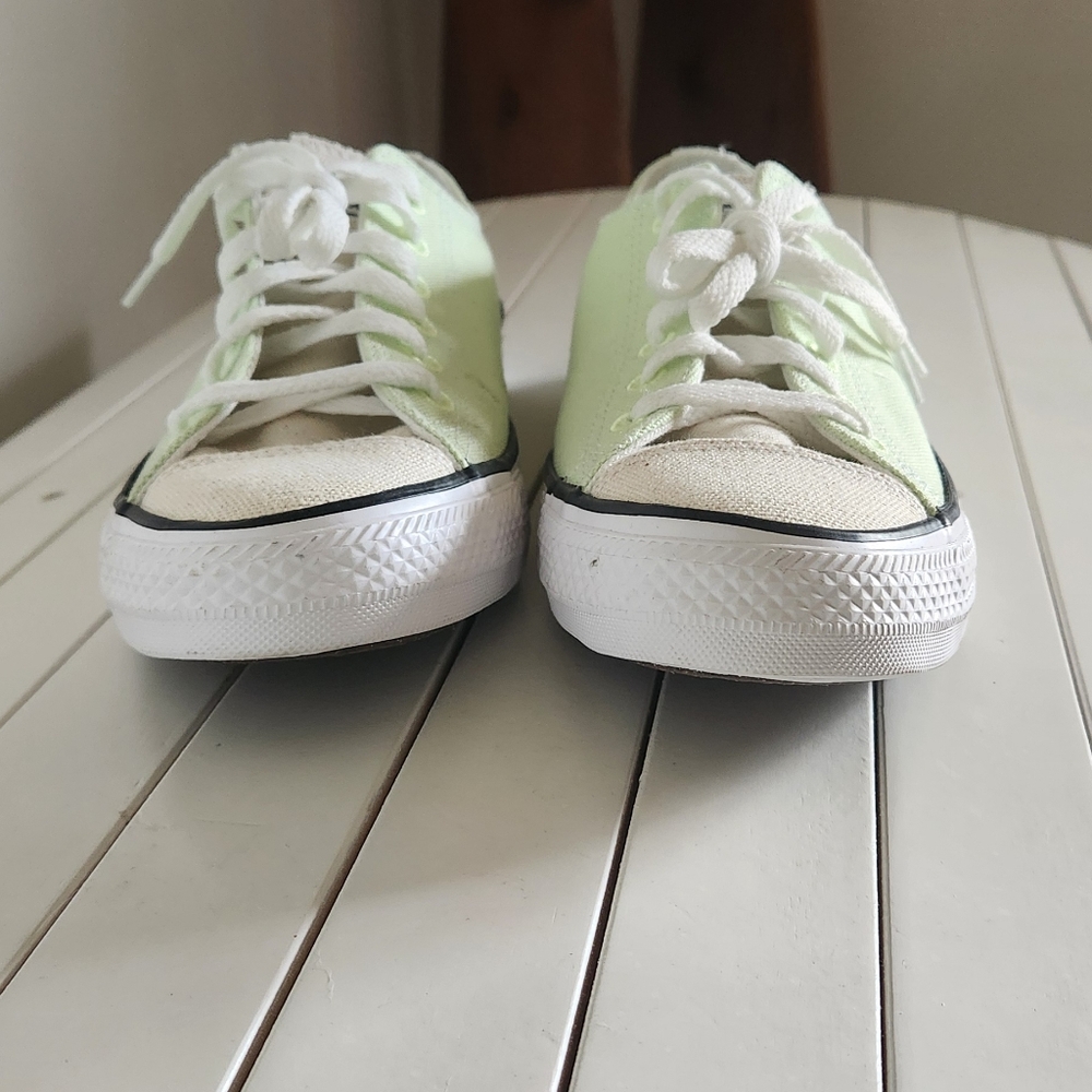 Converse Women's Light Green Canvas Sneakers.  Size: 7mens. 9wo's - Picture 3 of 9